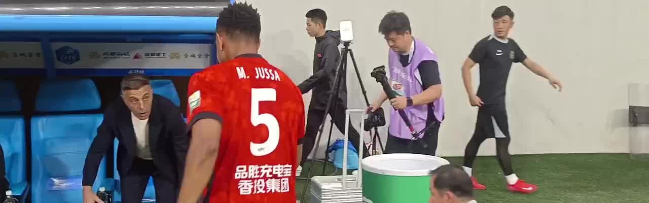 世俱杯赛程-故人相见！茹萨赛前特意找罗斯拥抱，两人曾在海港共事